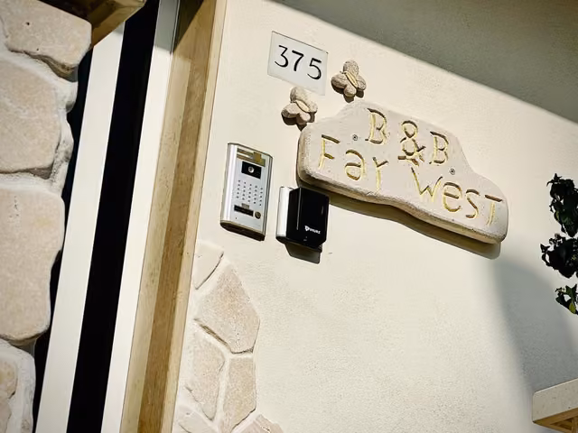 Insegna e attestati esposti dal Far West B&B a Ginosa