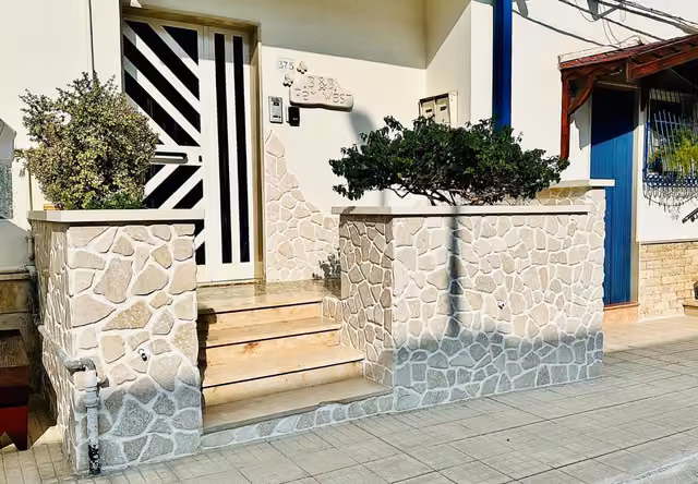 L'edificio di Via Giacomo Matteotti 375 dove si trova il Far West B&B