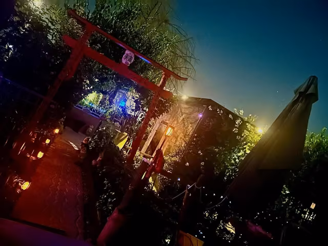 L'edificio del Far West B&B di sera con le luci accese